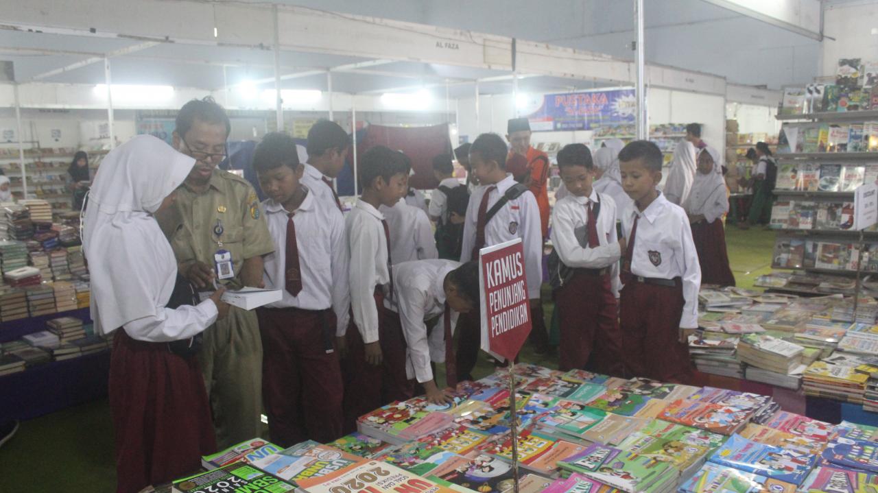 Antusias Siswa Siswi Kunjungi Pameran Buku Kota Pekalongan  